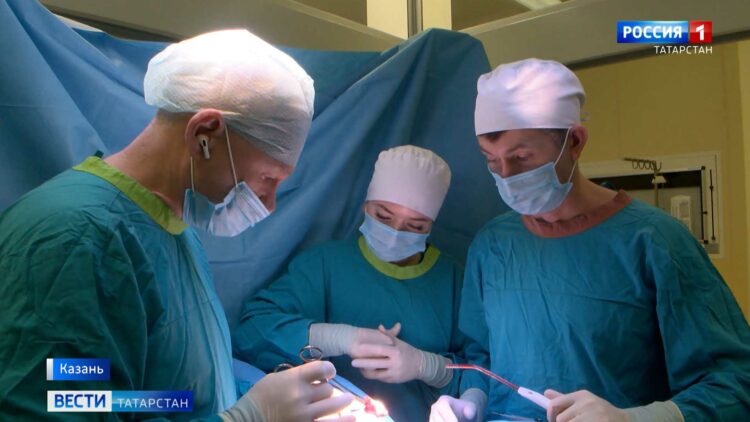 «Очень неприятная ситуация»: машину женщины в Казани разбила глыба, упавшая с моста