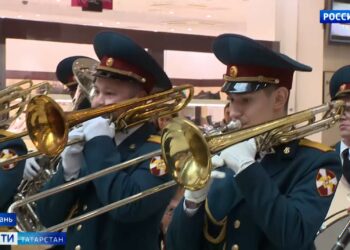 Оркестр Росгвардии выступил в торговом центре на 8 марта