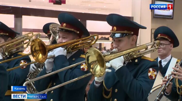 Оркестр Росгвардии выступил в торговом центре на 8 марта