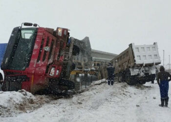 В Татарстане на трассе М-12 два самосвала скатились под откос