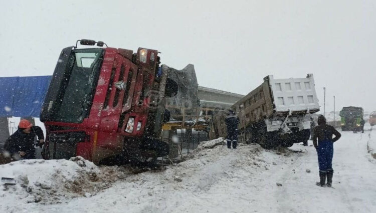 В Татарстане на трассе М-12 два самосвала скатились под откос
