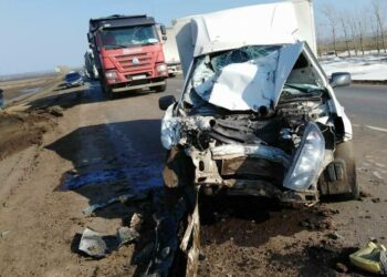 В Татарстане фургон из Башкирии врезался в трактор