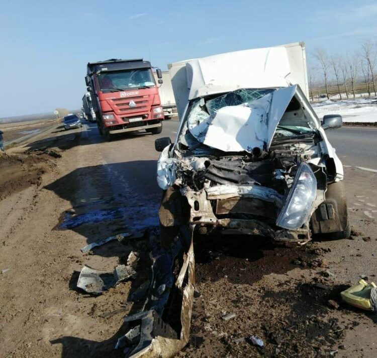 В Татарстане фургон из Башкирии врезался в трактор