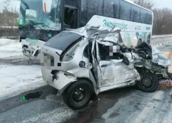 На видео попал момент смертельного столкновения легковушки и автобуса под Нижнекамском