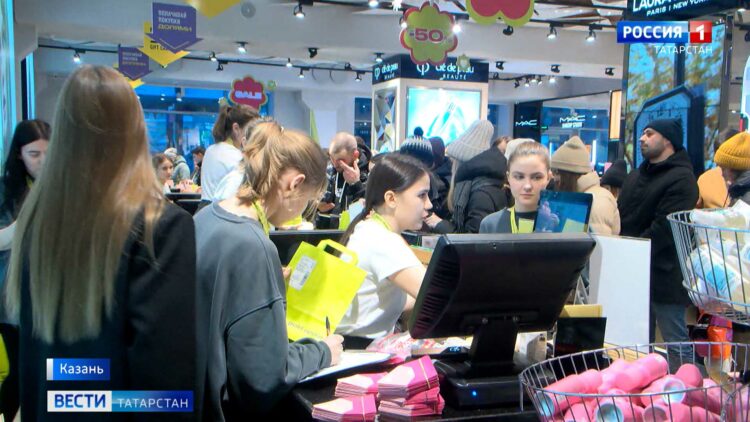 Огромные заторы на дорогах и в магазинах: мужчины в Казани устроили ажиотаж в поисках подарков