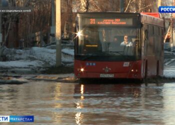 Не едут — плывут: поселки Казани подтопило с приходом тепла