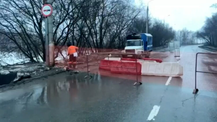 В Казани перекрыли дорогу в обе стороны по ул. Химической