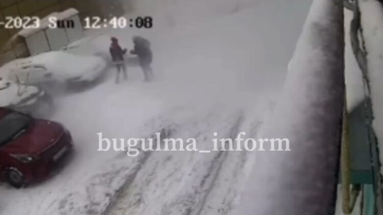 Прокуратура Татарстана начала проверку информации о сходе снега на прохожих в Бугульме