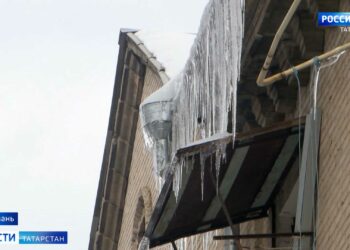 «Очень неприятная ситуация»: машину женщины в Казани разбила глыба, упавшая с моста