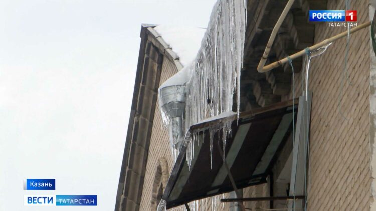 «Очень неприятная ситуация»: машину женщины в Казани разбила глыба, упавшая с моста