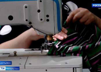 В Альметьевске волонтеры шьют вещи для солдат