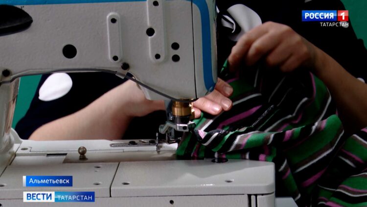 В Альметьевске волонтеры шьют вещи для солдат