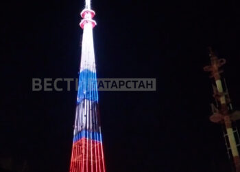 В Казани телебашня заиграла цветами российского флага в честь воссоединения Крыма с Россией