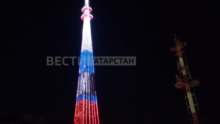 В Казани телебашня заиграла цветами российского флага в честь воссоединения Крыма с Россией