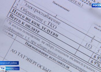 Оформили инцидент как ДТП: женщине, чью машину разбила глыба, пообещали помочь в досудебном порядке