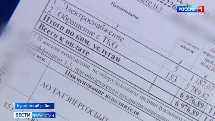 Оформили инцидент как ДТП: женщине, чью машину разбила глыба, пообещали помочь в досудебном порядке