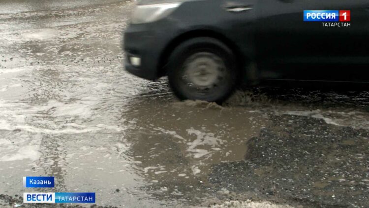 «Очень неприятная ситуация»: машину женщины в Казани разбила глыба, упавшая с моста