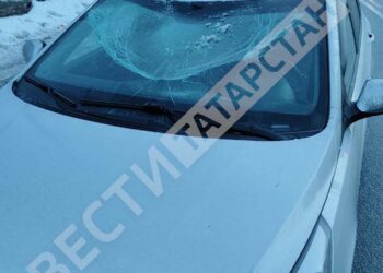 Упавшая с моста глыба льда разбила машину на проспекте Победы в Казани