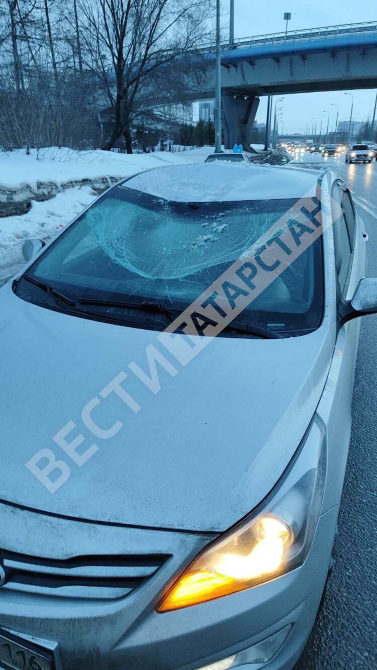 Упавшая с моста глыба льда разбила машину на проспекте Победы в Казани