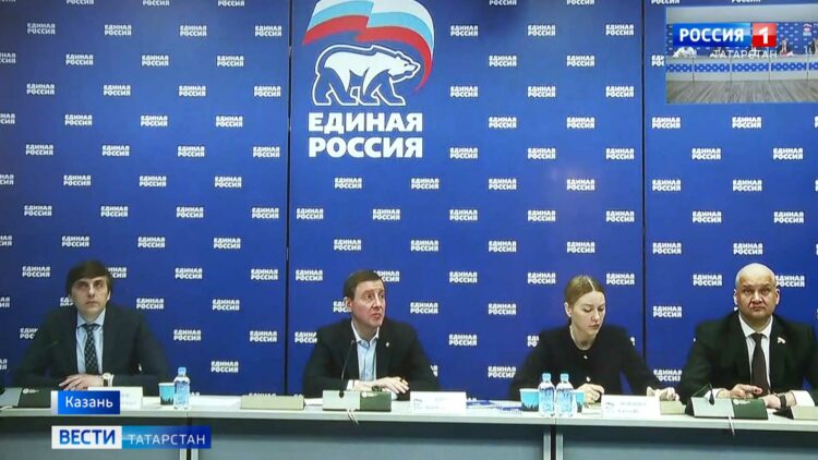 «Мы ценим ваш труд»: 70 учителей Казани получили квартиры и ноутбуки