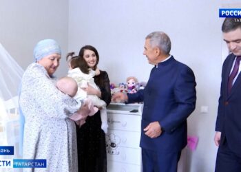 «Мы ценим ваш труд»: 70 учителей Казани получили квартиры и ноутбуки