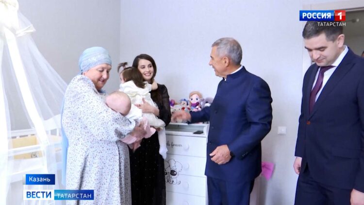 «Мы ценим ваш труд»: 70 учителей Казани получили квартиры и ноутбуки