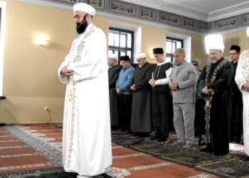 Рустам Минниханов с сыном принял участие в праздничном намазе в Галеевской мечети Казани