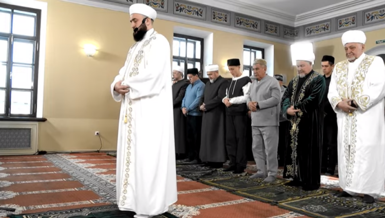 Рустам Минниханов с сыном принял участие в праздничном намазе в Галеевской мечети Казани