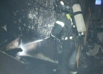 В Бугульминском районе пожарные спасли мужчину из горящей квартиры