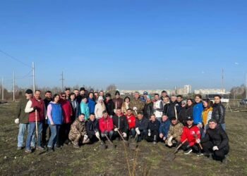 Магдеев с депутатами горсовета высадили 300 деревьев около Вахитовского кольца