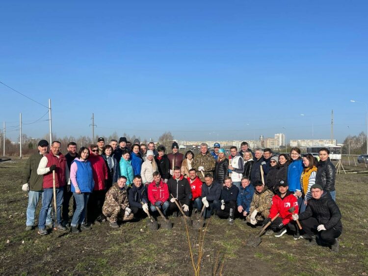 Магдеев с депутатами горсовета высадили 300 деревьев около Вахитовского кольца