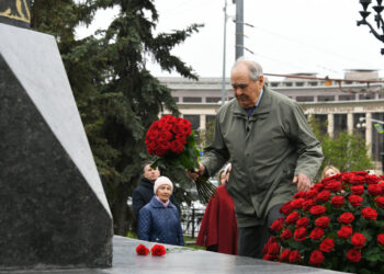 Минниханов и Шаймиев возложили цветы у памятника Габдулле Тукаю