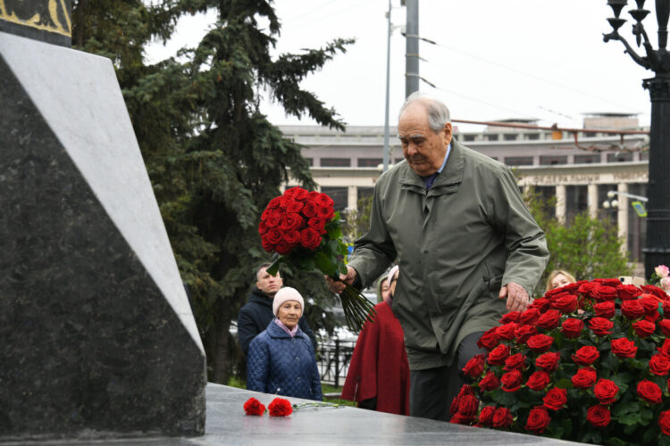 Минниханов и Шаймиев возложили цветы у памятника Габдулле Тукаю