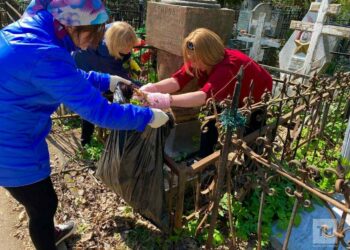 В Казани волонтеры убрались на захоронениях деятелей культуры прошлого