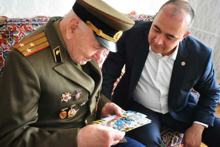 Глава Буинска передал ветеранам подарки от имени Рустама Минниханова