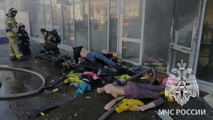 В Казани загорелся магазин одежды