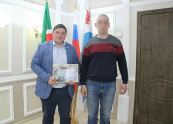 В Менделеевске прибывший в отпуск боец СВО передал главе района благодарность от войсковой части