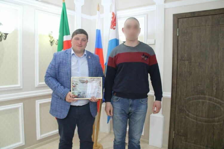 В Менделеевске прибывший в отпуск боец СВО передал главе района благодарность от войсковой части