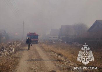 В Мамадышском районе сразу два поселка оказались под угрозой из-за горящей травы