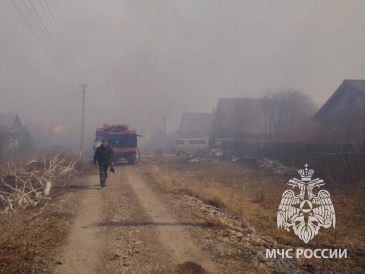 В Мамадышском районе сразу два поселка оказались под угрозой из-за горящей травы
