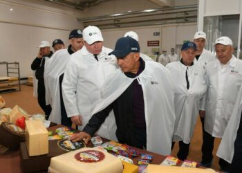 Рустам Минниханов посетил сырзавод «Азбука сыра» в Мамадыше