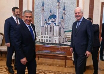 Минниханов встретился с чрезвычайным и полномочным послом РФ в Беларуси Грызловым