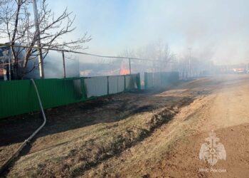 В Актанышском районе загорелись пять домов, находившиеся слишком близко друг к другу