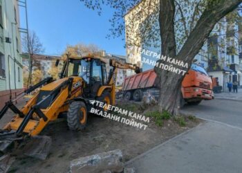 В Казани «КАМАЗ» провалился в асфальт