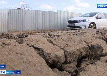 Превратилась в месиво: жители казанского поселка Северный жалуются на разбитую дорогу