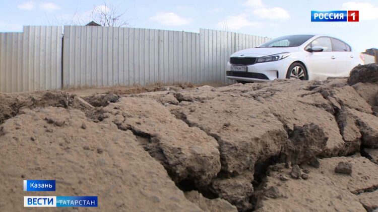 Превратилась в месиво: жители казанского поселка Северный жалуются на разбитую дорогу