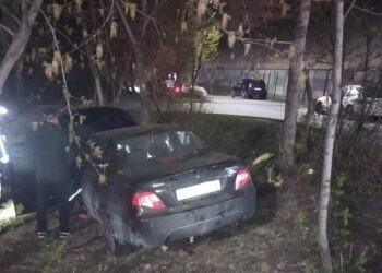 В поселке Юдино иномарка вылетела в кювет и загорелась