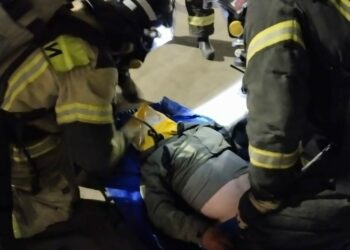 Пожарные спасли мужчину из горящей квартиры в Челнах