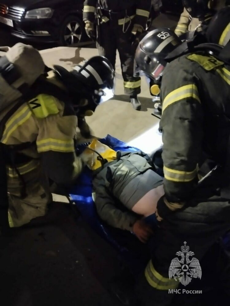 Пожарные спасли мужчину из горящей квартиры в Челнах