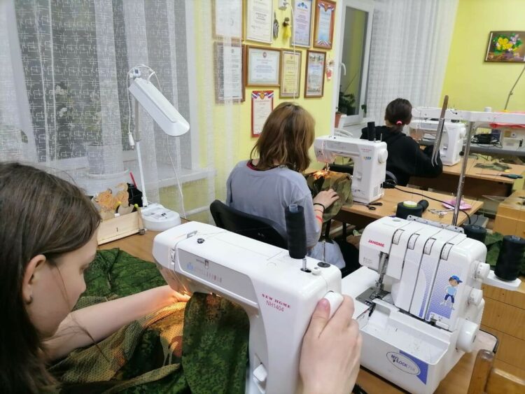 В Лаишевском детском доме шьют костюмы для разведчиков и снайперов